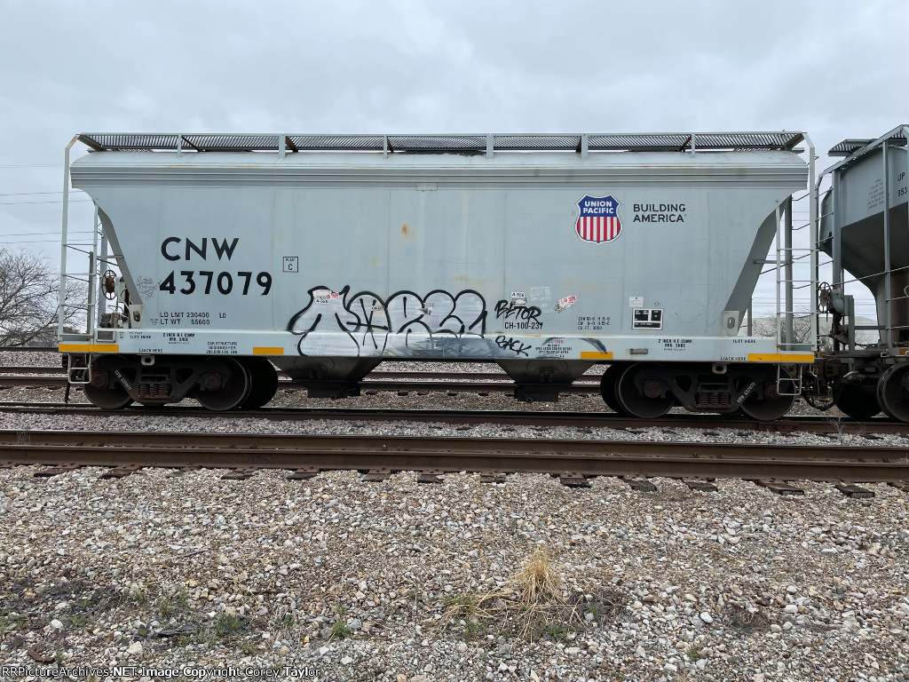 CNW 437079